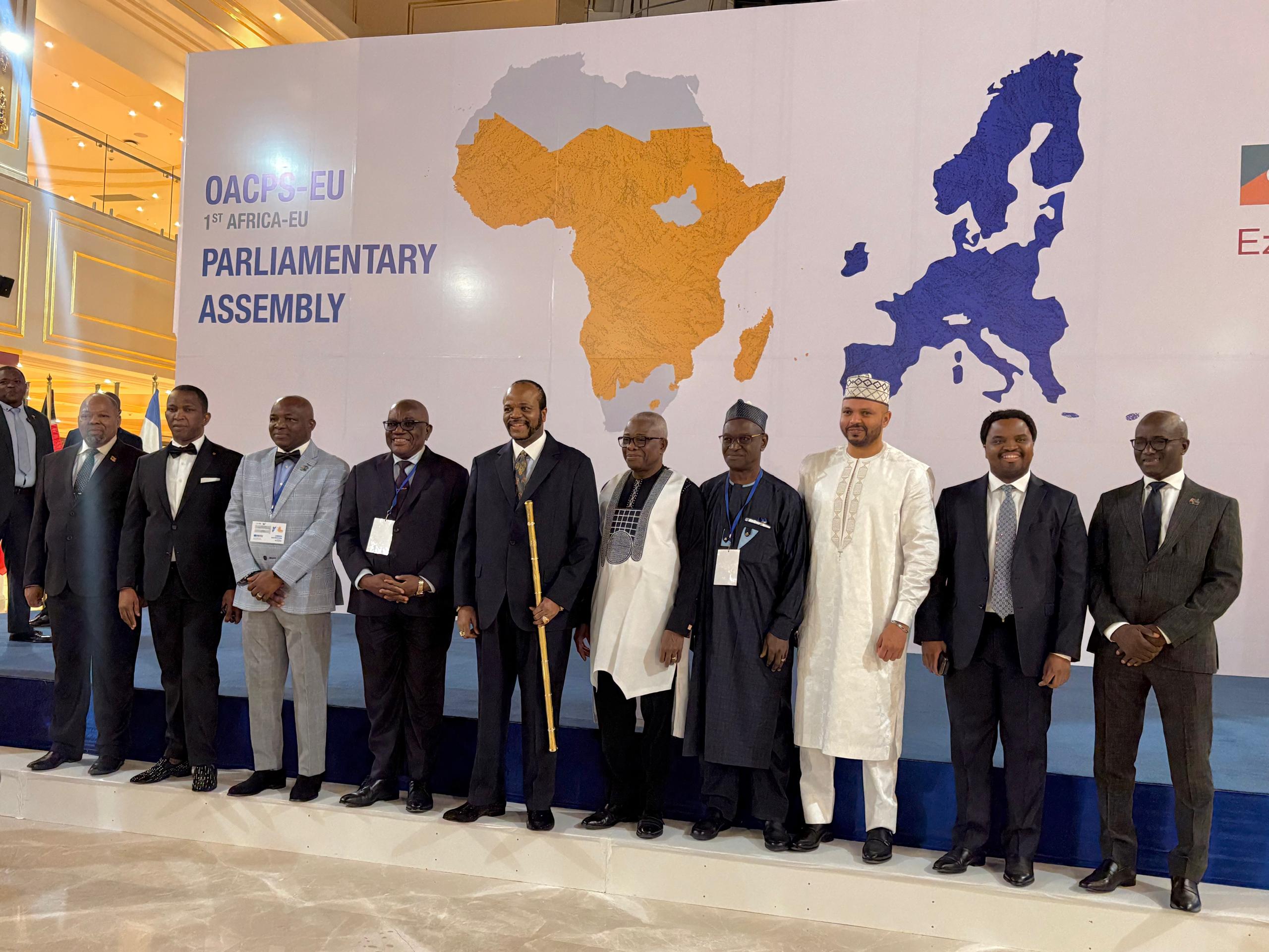His Majesty King Mswati III posing with members of the OACPS-EU delegates, Minister of Foreign Affairs and international Cooperation Pholile Shakantu, Senate President Lindiwe Dlamini and Speaker of the House of Assembly Jabulani Mabuza ahead of the dinner he hosted for them at Ezulwini Plazzo ICC yesterday.
